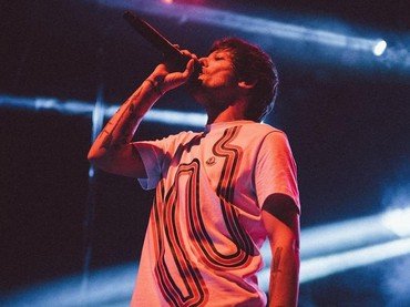 Bukan Hal Mudah Bagi Louis Tomlinson Nyanyikan Lagu One Direction di Konser Solo