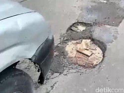 Lubang di Tengah Jalan AP Pettarani Makassar Rawan Picu Kecelakaan