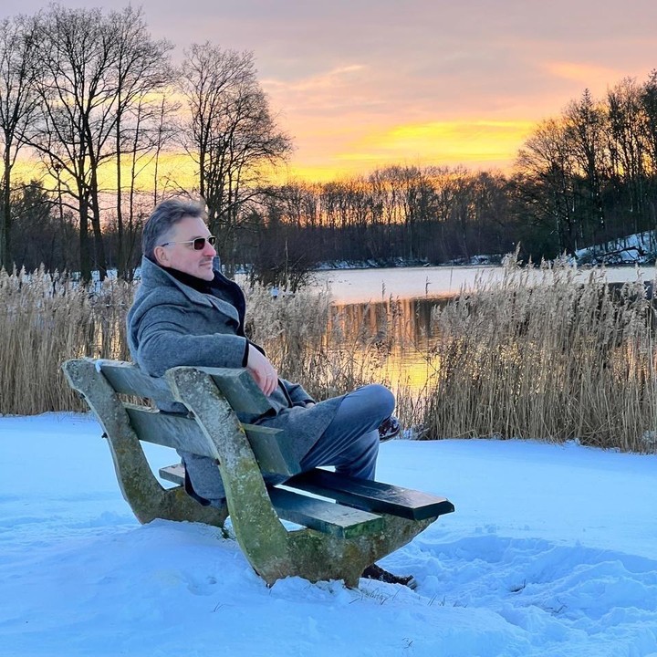 <p>Dalam salah satu foto yang dibagikan, Maudy mengunggah potret saat sang suami tengah duduk menikmati salju yang menutupi daratan dan pemandangan sungai di antara pepohonan. Meski berada di suhu dingin, pemandangan musim salju di Belanda kali ini berhasil diabadikan Maudy dengan indah. (Foto: Instagram @maudykoesnaedi)</p>