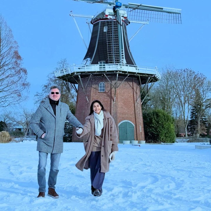 <p>Maudy diketahui sering pulang ke kampung halaman suaminya di Belanda. Pada Agustus tahun lalu, bintang film <em>Si Doel The Movie</em> ini juga menghabiskan liburannya di Belanda. Selain liburan, Maudy terbang ke Belanda untuk mempersiapkan anaknya masuk ke perguruan tinggi di sana. (Foto: Instagram @maudykoesnaedi)</p>