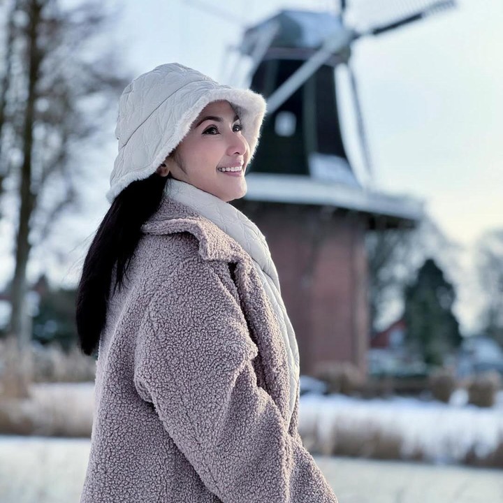 <p>Melalui unggahan di Instagram, Maudy membagikan momen liburannya di Belanda. Perempuan 50 tahun ini juga mem-<em>posting</em> fotonya saat menikmati salju yang turun. "White Winter. Katanya ini musim terdingin dalam belasan tahun terakhir di Belanda. Beberapa hari mager &lsquo;nonton&rsquo; salju turun dari balik jendela sambil #kemulan," tulisnya di unggahan ini. (Foto: Instagram @maudykoesnaedi)</p>