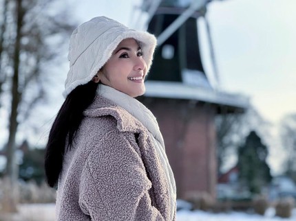 Potret Maudy Koesnadi Nikmati Musim Salju di Belanda Bareng Suami dan Anak