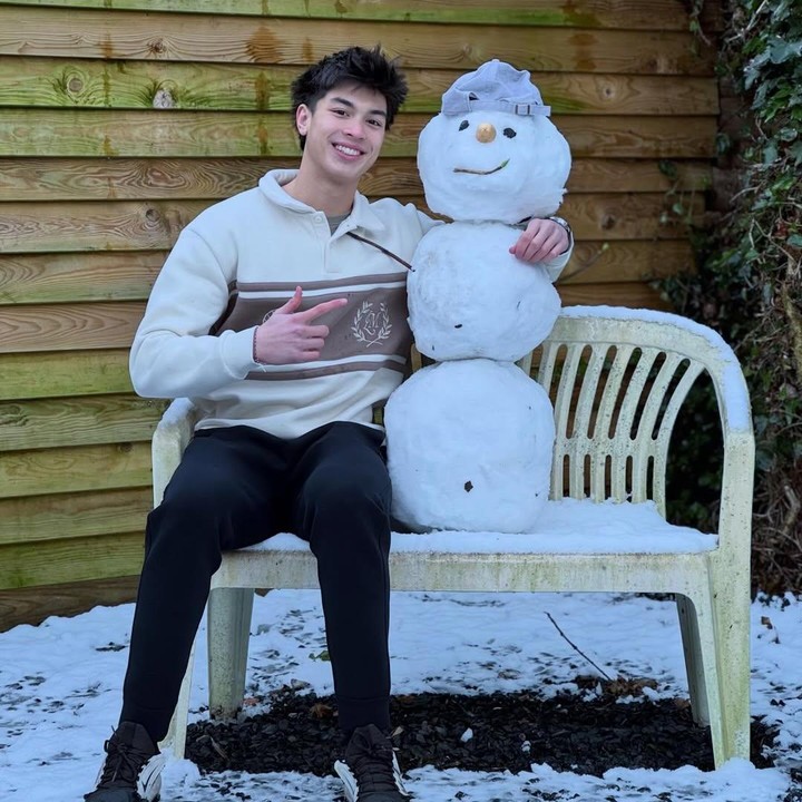 <p>Di foto lainnya, Maudy mem-<em>posting</em> foto sang putra Eddy yang telah beranjak dewasa. Di foto ini, Eddy tampak duduk di sebelah boneka salju. Pria 19 tahun ini terlihat tampan saat berpose tersenyum di depan kamera. (Foto: Instagram @maudykoesnaedi)</p>