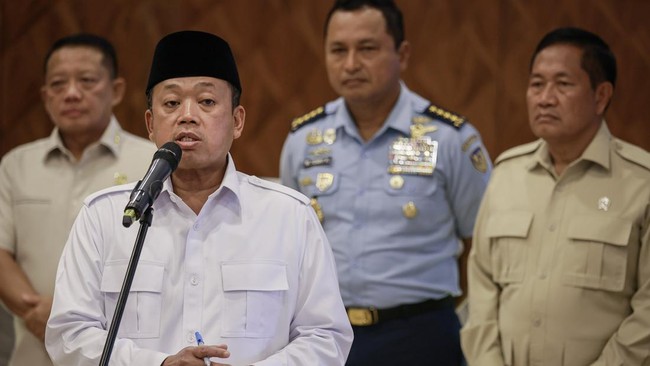 Menteri ATR/Kepala BPN Nusron Wahid (tengah) bersama Jampidsus Febrie Adriansyah (kiri), KSAU Marsekal TNI M. Tonny Harjono (kedua kiri), Wakil Menteri Pertahanan Donny Ermawan (kedua kanan), dan Plt Deputi Penindakan dan Eksekusi KPK Asep Guntur Rah