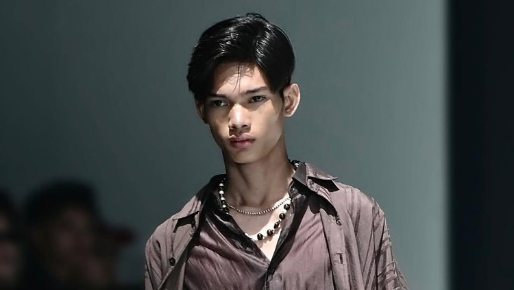 Mike Octavian manusia silver yang bertransformasi jadi model profesional&period;