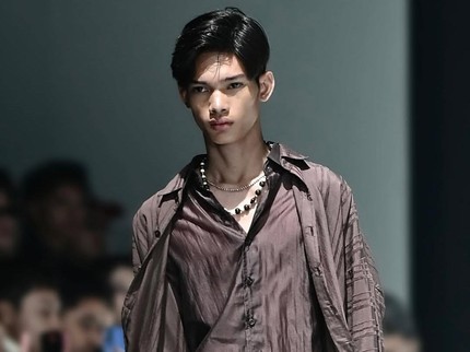 Mengenal Mike Octavian, Manusia Silver yang Kini Jadi Model Profesional