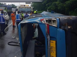 Angkot Terguling di Jagorawi Usai Tabrak Pembatas Tol, Sopir Terluka