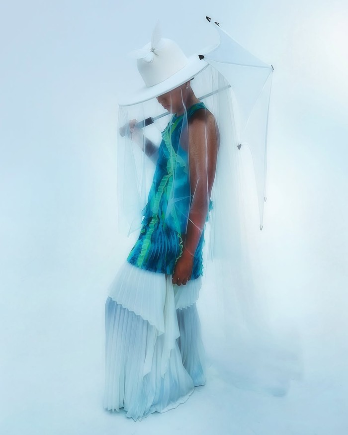 Naomi Osaka mengenakan outfit couture buatan Robert Wun. Kreasi tersebut membuat baju tenis Nike-nya makin standout.