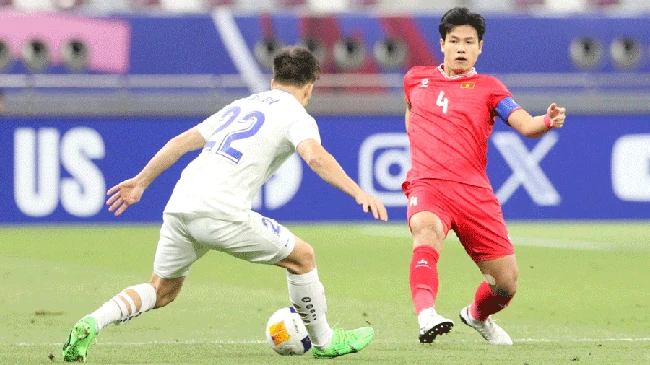 Kapten Vietnam U-23, Nguyen Hieu Minh, dilarikan ke rumah sakit setelah cedera parah saat semifinal Piala Asia U-23.