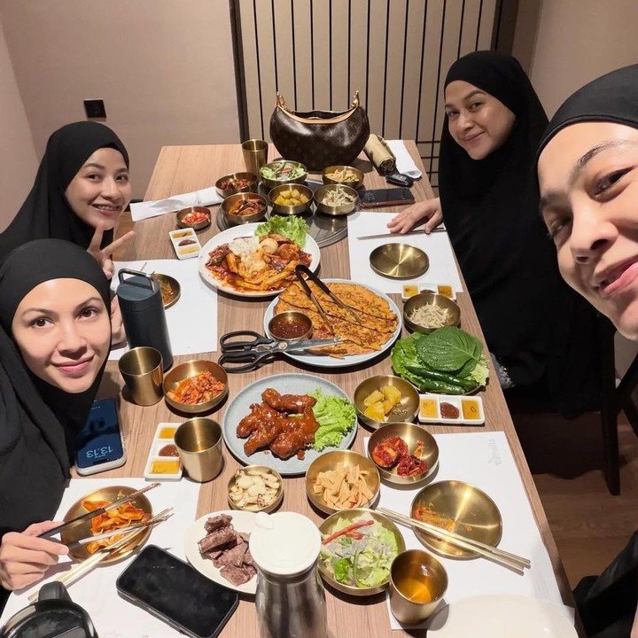 <p>Di kehamilan keempatnya ini, Nina juga terlihat sering menghabiskan waktu dengan 'geng' sahabat dekatnya, yakni Dian Ayu Lestari, Natasha Rizky, dan Ratna Galih. Pada November lalu, Nina dan ketiga sahabatnya ini bahkan sempat traveling bareng ke Korea Selatan lho. (Foto: Instagram @ninazatulini22)</p>