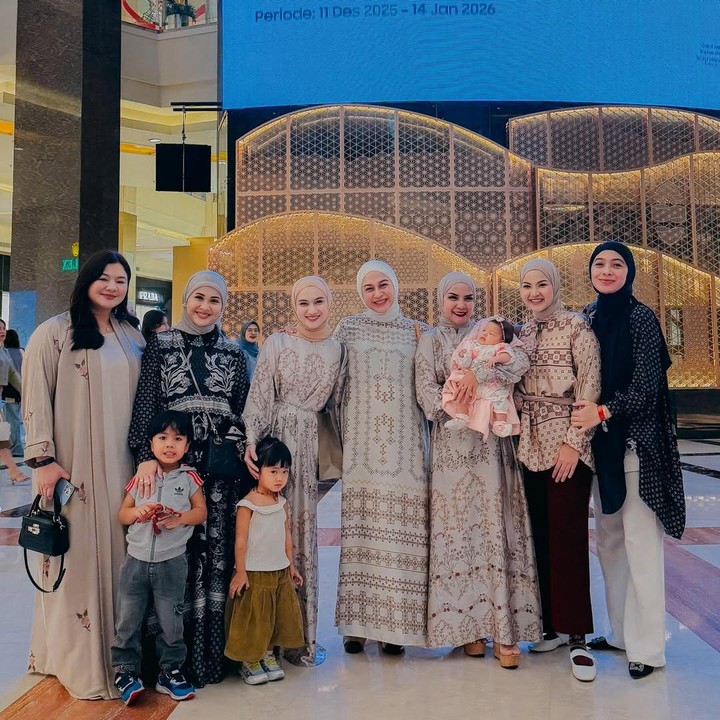 <p>Baru-baru ini, Nina terlihat datang ke acara fashion muslim. Dalam acara ini, Nina bertemu dengan para sahabatnya, seperti Kesha Ratuliu, Dian Ayu Lestari, dan Eriska Rein. "Senengnya bisa temu kangen kemarin ketemu di event. <em>See you</em> buibu semuanyaah, definisi datang event bersamah para ibu-ibu gini nih krucils yang ngikut banyak ya <em>Hehehe</em>," tulisnya di Instagram. (Foto: Instagram @ninazatulini22)</p>