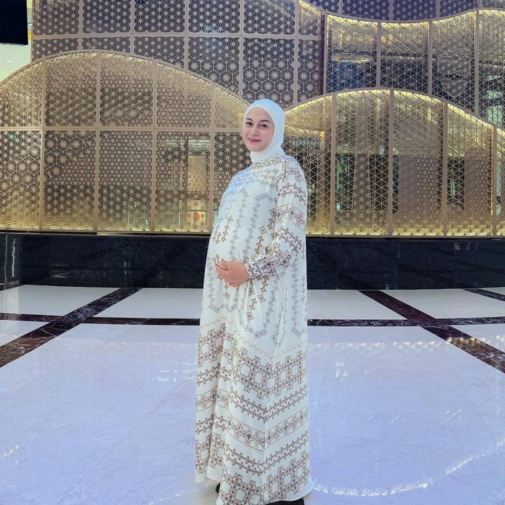 <p>Dalam acara ini, Nina tampil cantik mengenakan jilbab putih dan maternity dress muslim berwarna senada dengan motif kecokelatan. Penampilan Nina ini banyak menuai pujian karena dianggap memancarkan <em>pregnancy glow</em>. "<em>Masyaallah</em> cantik bgt," tulis akun @ka***. "<em>MaasyaAllah</em> bumil cantik. SEHAT terus ya," ujar @nu***. (Foto: Instagram @ninazatulini22)</p>