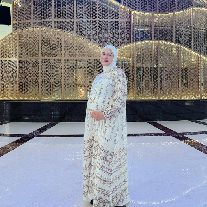 <p>Artis Nina Zatulini tengah menikmati kehamilan keempatnya yang sudah memasuki trimester akhir. Jelang hari persalinan, Nina mulai sering menghabiskan waktu bersama teman dan keluarga, Bunda. Tak hanya itu, Nina juga masih terlihat menghadiri acara fashion meski tengah hamil besar. (Foto: Instagram @ninazatulini22)</p>