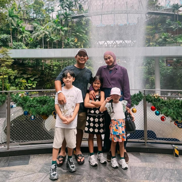 <p>Selain dengan teman dekat, Nina juga tak lupa menyisihkan waktu untuk quality time bersama suami dan ketiga anaknya. Saat libur awal tahun ini, Nina dan keluarga memutuskan untuk liburan bareng ke Singapura. Nina membagikan momen spesial ini" di Instagram miliknya. "<em>Masyaa Allah, Alhamdulillah. Hadza Min Fadhli Rabbi</em>," tulisnya. (Foto: Instagram @ninazatulini22)</p>