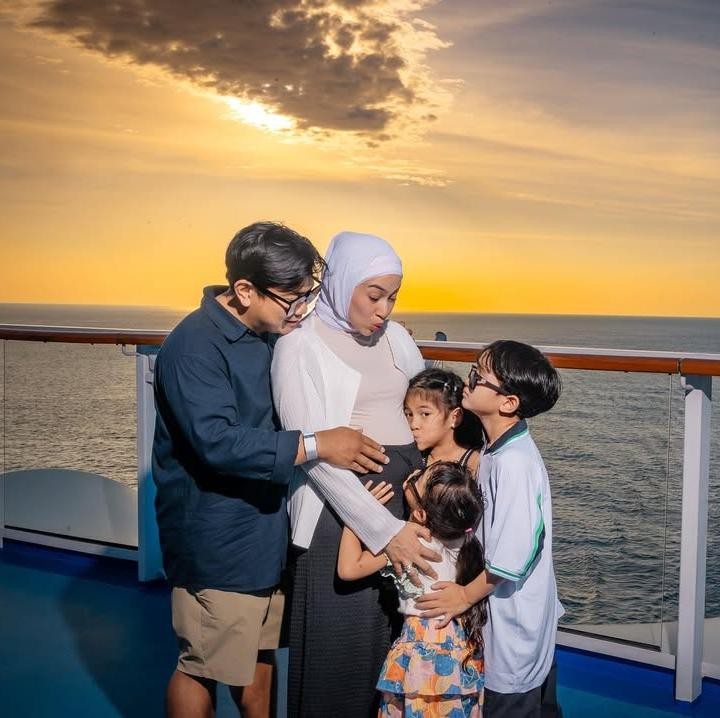 <p>Pada akhir Agustus 2025, Nina pertama kali mengumumkan kehamilan keempatnya ke publik. Dari pernikahannya dengan Chandra Tauphan Ansar, Nina sendiri telah dikaruniai tiga anak, yakni Kenzie Naratama Chandra, Khanza Inara Chandra, dan Kaluna Ganara Chan. Sejak mengumumkan tengah mengandung anak keempat, Nina kerap membuat konten yang bercerita tentang kehamilannya ini, Bunda. (Foto: Instagram @ninazatulini22)</p>