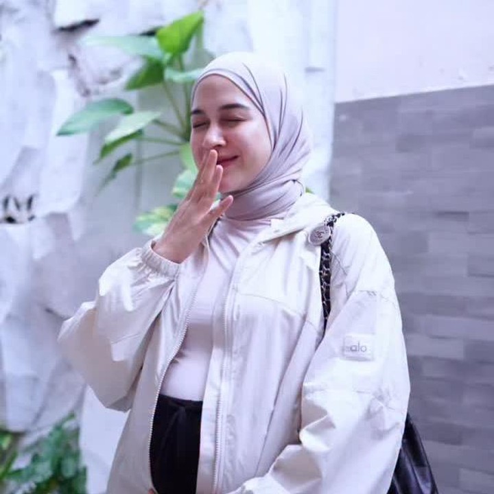 <p>Belum lama ini, Nina membagikan pengalamannya menjalani kehamilan keempat. Istri Chandra Tauphan Ansar mengungkap tentang perubahan yang dialami selama hamil, seperti nafsu makan yang meningkat, suasana hati yang naik dan turun, dan kerap kesulitan mencari posisi tidur yang nyaman. Meski mengalami beberapa keluhan yang tak nyaman, Nina berusaha tetap positif menjalani kehamilannya. "<em>Bismillah</em> semangat dan sehat selalu kita semua <em>Amin Ya Rabbal Alamin</em>," ungkap perempuan 34 tahun ini. (Foto: Instagram @ninazatulini22)</p>
