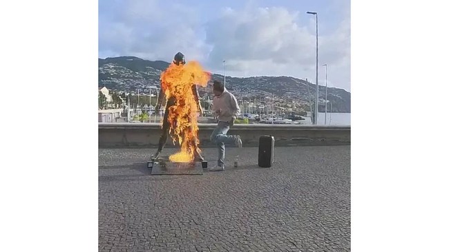 Seorang pemuda membakar patung Cristiano Ronaldo di Madeira, Portugal, memicu kontroversi di media sosial. Alasan di balik aksi ini masih misterius.