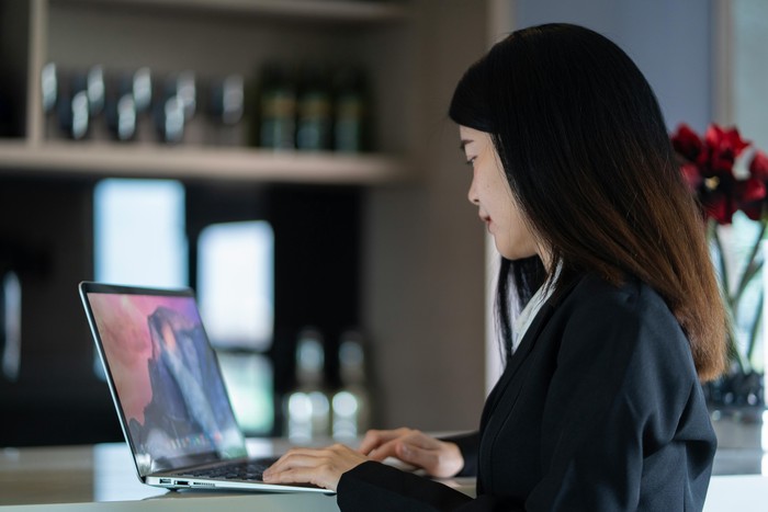 Individu yang menunda untuk menikah punya prioritas lain. Misalnya karier, pendidikan, atau kestabilan ekonomi.