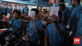 Sejumlah siswa mengikuti berbagai kegiatan sosialisasi dan menyantap buah saat peringatan Hari Gizi Nasional (HGN) 2026.