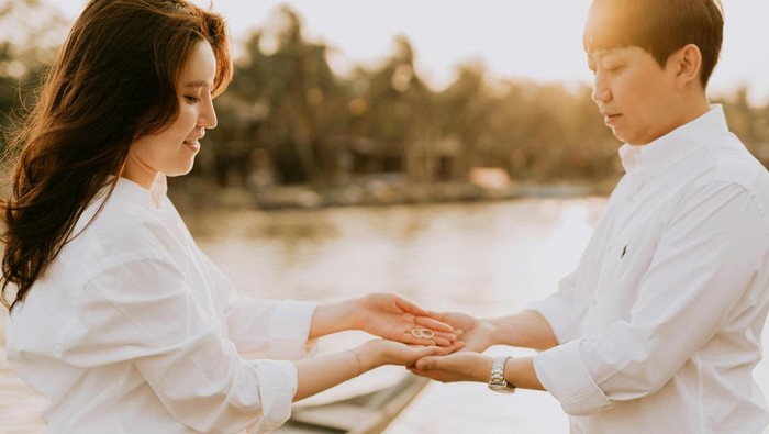 Ciri kepribadian yang berhati-hati. Mereka mempertimbangkan banyak hal sebelum memutuskan menikah.