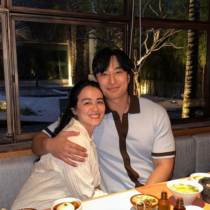 <p>Presenter Jevier Justin dan istrinya, Tiffany Orie, belakangan ini mencuri perhatian publik lewat unggahan terbarunya di media sosial. Pasangan ini kini memiliki hobi baru, yaitu beternak ayam kampung di halaman belakang rumah mereka, Bunda. (Foto: Instagram @jevierjustin)</p>