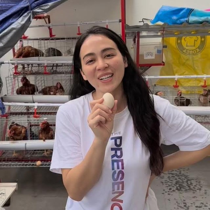 <p>Dalam kesempatan lain, Jevier mengungkap bahwa ayam-ayamnya sesekali dilepas bermain. Ternyata, pasangan ini tak hanya beternak ayam saja, tapi juga memelihara burung puyuh di rumah mereka. "Jeju farm update. Semua ayam kita lepas kok. Ada yang tertarik pengen punya ayam dan burung puyuh juga?" ujar Jevier. (Foto: Instagram @jevierjustin)</p>