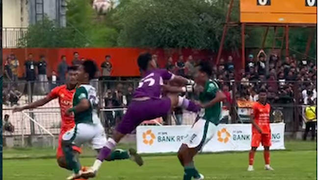 Insiden tendangan brutal terjadi dalam pertandingan Liga 4 Jawa Tengah (Jateng) antara Persikaba Blora dengan tuan rumah PSIR Rembang.