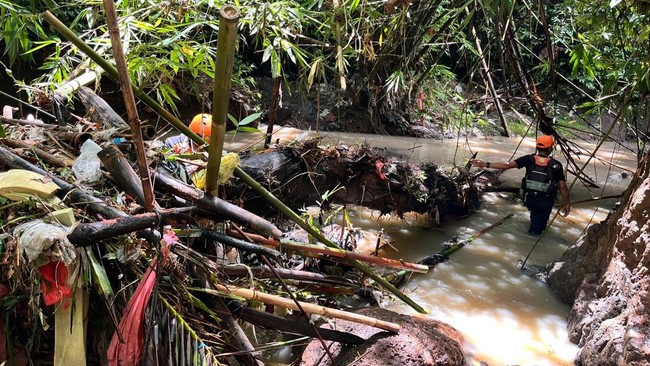Sebuah rumah di Banjar Kuwum Ancak, Desa Kuwum, Kabupaten Tabanan, Bali, ambruk tertimpa tembok pondasi akibat luapan air di aliran sungai.