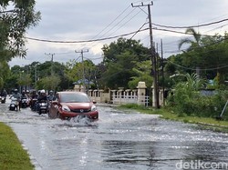 Jalanan di Mataram Tergenang Usai Hujan Deras Semalam, Belasan Motor Mogok
