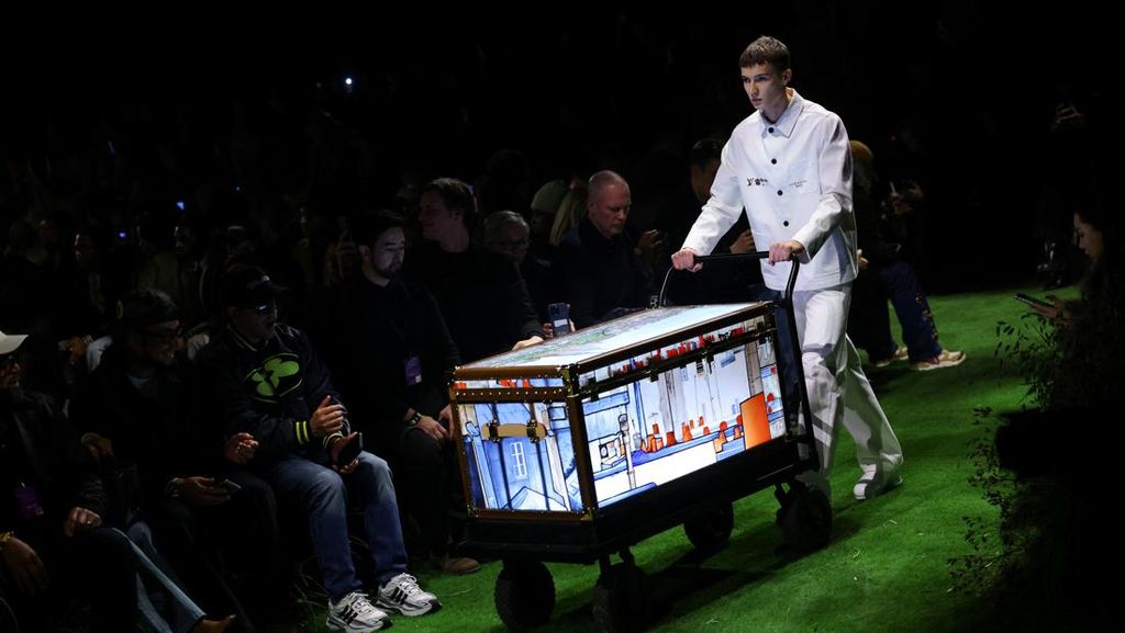 FOTO: Gaya yang Lebih Kasual dari Louis Vuitton di Paris Fashion Week