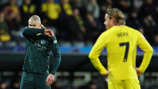 Erling Haaland mengangkat tangan dan meminta maaf setelah Manchester City kalah 1-3 dari Bodo/Glimt di Liga Champions.