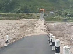 Sungai Jeneberang Gowa Meluap hingga Tutup Akses Jembatan Congkina