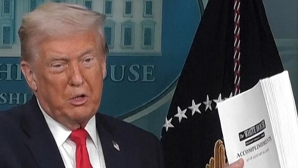 Momen Trump Lempar Buku Pencapaian di Gedung Putih
