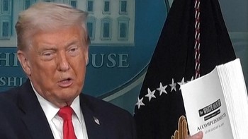 Momen Trump Lempar Buku Pencapaian di Gedung Putih