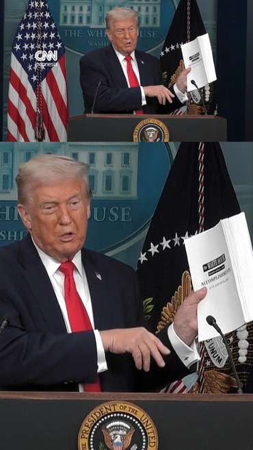 Momen Trump Lempar Buku Pencapaian di Gedung Putih