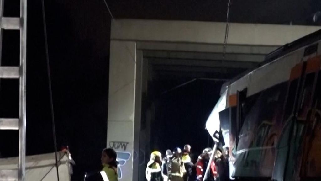 Momen Evakuasi Kecelakaan Kereta di Spanyol, 1 Tewas dan 37 Luka-Luka