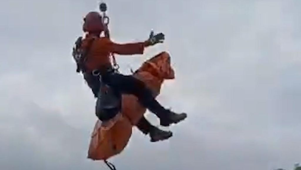 Momen Heli Basarnas Evakuasi Jenazah Korban Pesawat ATR 42-500