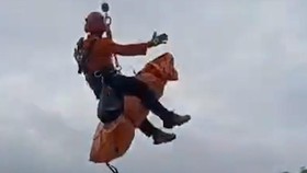 Momen Heli Basarnas Evakuasi Jenazah Korban Pesawat ATR 42-500