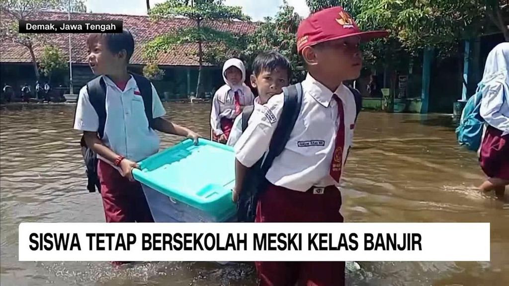 VIDEO: Siswa Tetap Bersekolah Meski Kelas Banjir