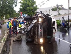 Truk Tabrak Separator Busway hingga Terbalik di Kebon Jeruk Arah Pasar Baru