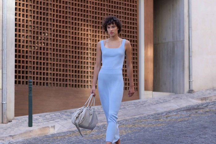 UNIQLO meluncurkan UNIQLO: C Spring/Summer 2026, lini kurasi terbaru yang dirancang untuk menjawab dinamika kehidupan urban masa kini.Melalui koleksi ini, UNIQLO menghadirkan pendekatan berpakaian yang lebih ringan, fleksibel, dan fungsional, hasil rancangan Clare Waight Keller, Creative Director UNIQLO.