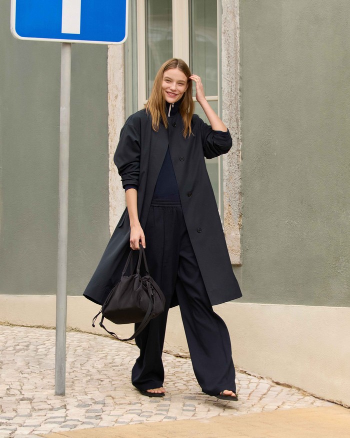 UNIQLO meluncurkan UNIQLO: C Spring/Summer 2026, lini kurasi terbaru yang dirancang untuk menjawab dinamika kehidupan urban masa kini.Melalui koleksi ini, UNIQLO menghadirkan pendekatan berpakaian yang lebih ringan, fleksibel, dan fungsional, hasil rancangan Clare Waight Keller, Creative Director UNIQLO.