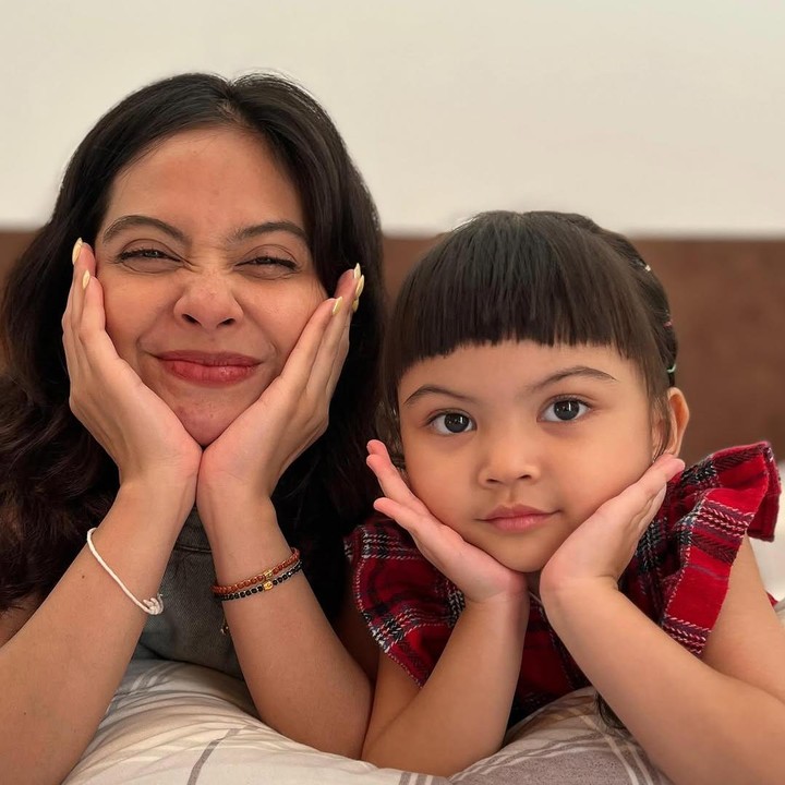 <p>Tak sedikit anak artis Tanah Air disebut memiliki paras yang sangat mirip dengan sang Bunda. Salah satunya adalah putri dari Prastiwi Dwiarti alias Tiwi T2. Tiwi menikah dengan Arsyad Rahman dan dari pernikahannya itu, ia dikaruniai seorang putri bernama Aleia Abista Rahman. Si Kecil yang akrab disapa Aleia ini kerap mencuri perhatian karena wajahnya disebut bak kembaran sang Bunda. Tak hanya sekilas, kemiripan Aleia dengan Tiwi terlihat jelas, mulai dari garis alis hingga senyumannya yang nyaris sama. (Foto: Instagram @tentangtiwi)</p>