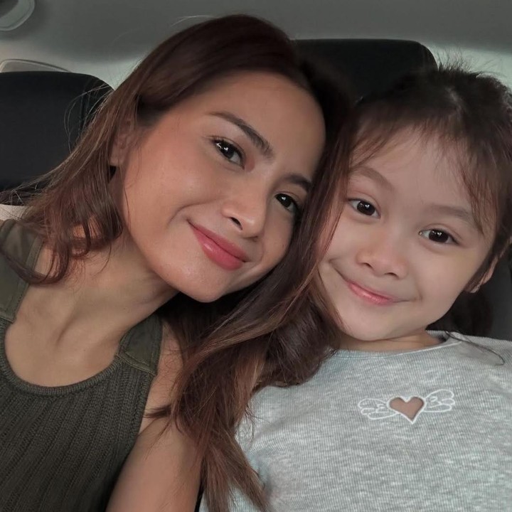 <p>Bridgia Kalina Kharisma atau yang akrab disapa Brie merupakan putri dari aktris Acha Septriasa. Sebagai Bunda dari satu anak, Acha kerap meluangkan waktunya untuk <em>quality time</em> bersama Brie. Kekompakan mereka pun sering kali mencuri perhatian. Bahkan, tak sedikit netizen yang menilai paras Brie semakin mirip dengan sang Bunda. "Gemaass, keduanya kayak <em>copy paste</em>," tulis akun Instagram<em> @zis****.</em> "Cantiknya sama seperti nyokapnya. Anaknya super cantik, sangat, sungguh," kata <em>@yud****</em>. "Biasanya anak perempuan mirip ayahnya, ini Brie mirip banget sama mamanya menurutku," tambah <em>@yan****.</em> (Foto: Instagram @septriasaacha)</p>