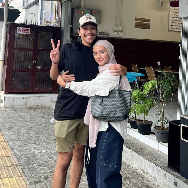 <p>Bumi kini tumbuh menjadi anak yang tampan dan memiliki tubuh yang sangat tinggi. Putra sulung Enno Lerian ini diketahui baru saja menyelesaikan tugas skripsinya. Kabar bahagia ini dibagikan langsung lewat Instagram sang Bunda. "Alhamdulillah ya Allah kemarin kakak Bumi ngabarin kalau hasil sidang skripsinya lulus, bangga dan terharu banget dengan hasilnya. Terima kasih kakak Bumi sudah bersungguh-sungguh dalam mencari ilmu, percayalah kak apa yang kamu perjuangkan selama ini akan menjadi kebanggan buat kamu nantinya. Bunda bangga banget sama kakak," tulis Enno, dikutip dari akun Instagram <em>@ennolerian_.</em> (Foto: Instagram @ennolerian_)</p>