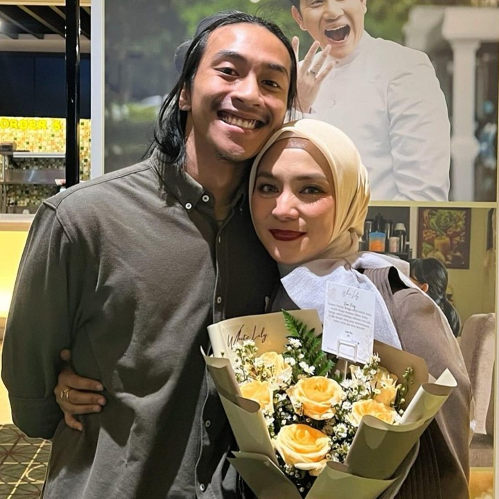 <p>Beranjak dewasa, Enno dan Bumi terlihat seperti seumuran, ya. Hal ini wajar, mengingat Enno menikah muda pada saat itu. Saat berpisah dengan mantan suaminya, Enno harus kembali aktif bekerja untuk menafkahi putranya. Kondisi ini membuatnya tak punya banyak waktu bersama Bumi. "Waktu Bumi lahir aku masih muda banget. Kebetulan ada <em>followers</em> aku yang lihat aku umurnya dekat sama anak. Tapi aku memang menikah umur 19 tahun, dan punya anak umur 20 tahun sampai akhirnya bisa dibilang banyak diurusin sama mama. Aku masih kerja dan syuting. Banyak banget kegiatan yang masih aku harus lakukan saat itu," tutur&nbsp;Enno di acara <em>Rumpi</em>, menilik dari kanal YouTube <em>TRANS TV Official,</em> beberapa waktu lalu.&nbsp;(Foto: Instagram @ennolerian_)</p>