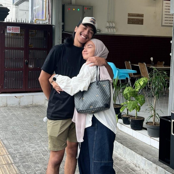 <p>Memiliki anak dengan postur tinggi, putra Enno Lerian ini kerap membuat netizen salah fokus. "Masya Allah udah besar, tingginya melebihi mamanya. Perasaan baru kemarin masih kecil," tulis akun Instagram<em> @jun***.</em> "Mamanya kalah tinggi," ungkap <em>@ind***</em>. "Wajahnya copas dari kak Enno tapi versi cowok tinggi, Masya Allah," tambah <em>@ema****</em>. (Foto: Instagram @ennolerian_)</p>