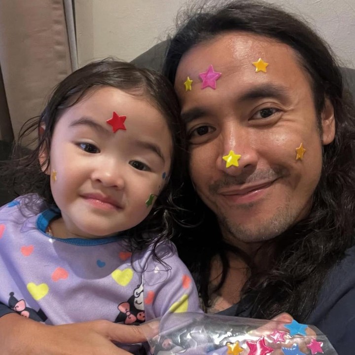 <p>Pada kesempatan lain, Dunia tampak jahil dengan menempelkan stiker di wajah sang Ayah. Dengan raut wajah yang ceria, keduanya pun langsung mengabadikan momen tersebut dan membagikannya lewat Instagram. Momen ini pun langsung dibanjiri komentar dari netizen. "Gemas banget Dunia sama Baba," tulis <em>@jel***.</em> "Beginilah korban papa2 yang anaknya perempuan, sehat selalu yaa," kata <em>@by_***.</em> "Babanya dijahilin, puas banget," tambah <em>@hey***.</em> (Foto: Instagram @marcello_tahitoe)</p>