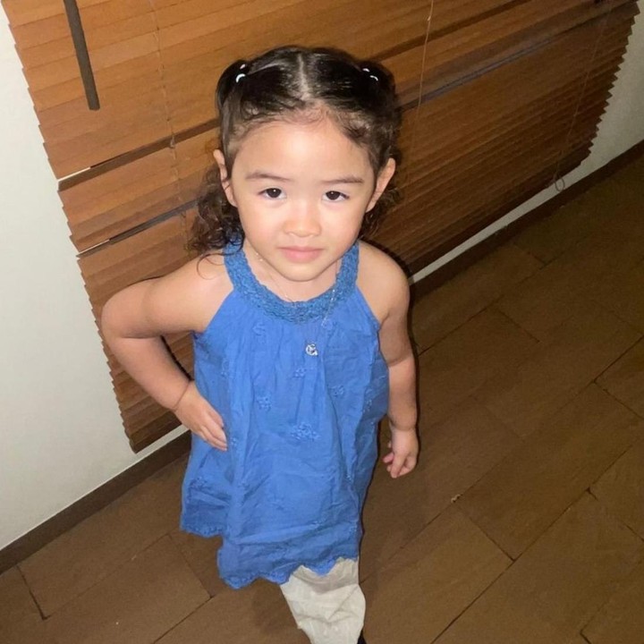 <p>Si Kecil yang akrab disapa Dunia lahir pada 20 Februari 2023. Di tahun 2026, Dunia sebentar lagi akan menginjak usia 3 tahun, Bunda. Meski usianya masih kecil, paras cantik putri Ello ini sudah terlihat jelas dan dirinya mulai pandai berpose di depan kamera, lho. (Foto: Instagram @marcello_tahitoe)</p>