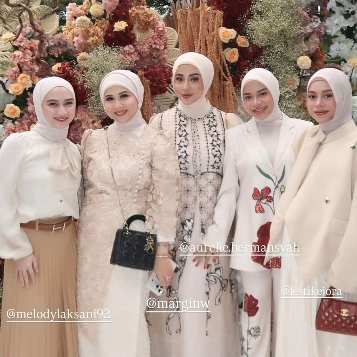 <p>Syifa Hadju dan El Rumi baru saja melangsungkan prosesi lamaran mereka pada Rabu (21/1/2026). Acara bahagia ini turut dihadiri oleh sejumlah artis Tanah Air, termasuk sahabat Syifa dari geng Mamayu. Mulai dari Lesti Kejora, Aurel Hermansyah, Kesha Ratuliu, Margin Wieheerm, hingga Melody Laksani, semua tampil kompak dengan <em>dress code</em> bernuansa putih-<em>cream</em>. (Foto: Instagram @kesharatuliu05)</p>